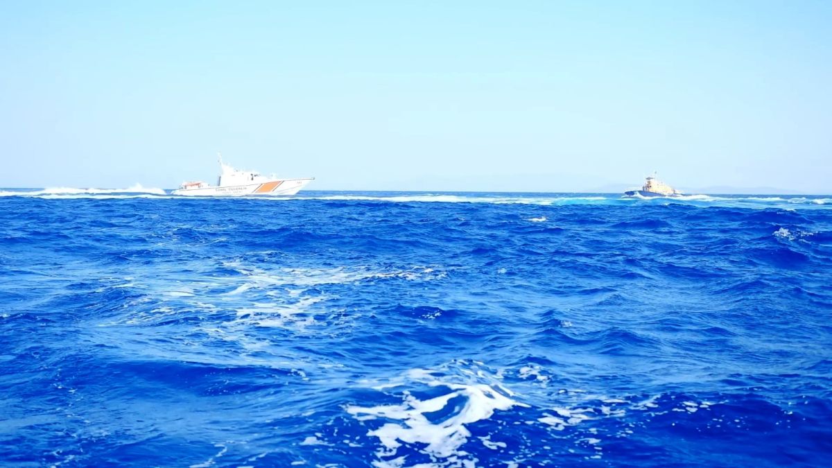Yelkenli tekneyi taciz eden Yunan unsurları, Türk askerlerini görünce kaçtı  #3