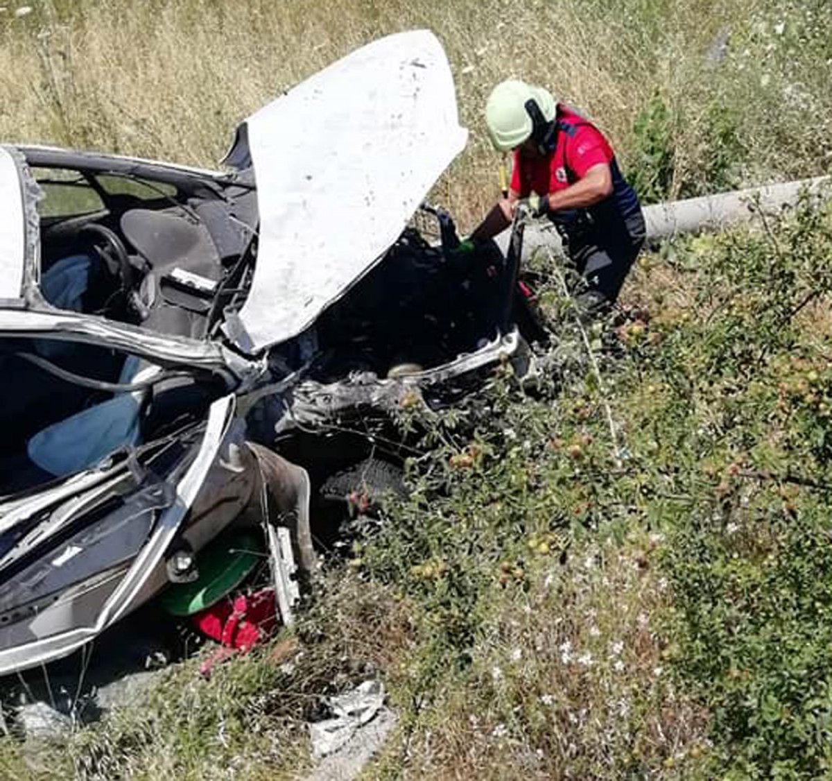 Denizli de otomobil, şarampole yuvarlandı: 2 ölü, 1 yaralı #1