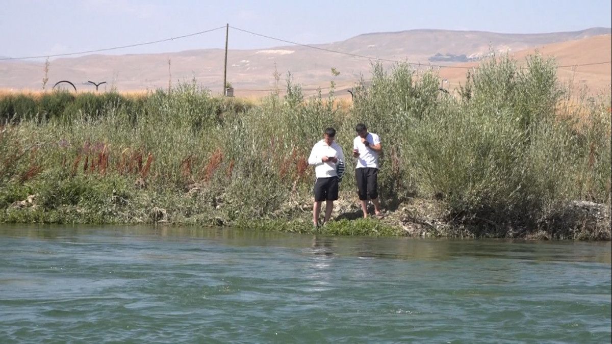 Muş ta nehirde mahsur kalan 2 arkadaşı AFAD kurtarıldı #1