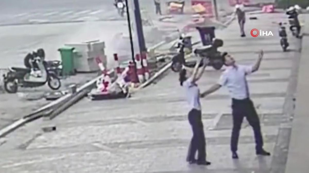 Çin de 5. kattan düşen 2 yaşındaki çocuğu havada yakaladı #2