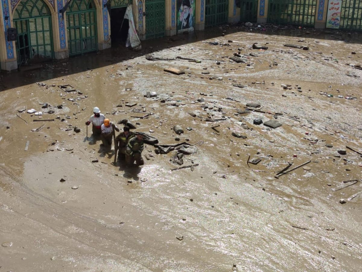 Death toll rises to 6 in flood disaster in Iran #5