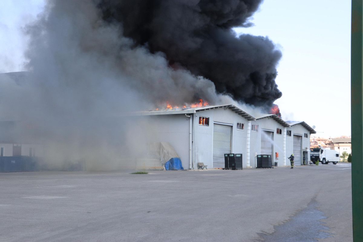 Denizli de Emniyet in lojistik deposunda yangın çıktı #4