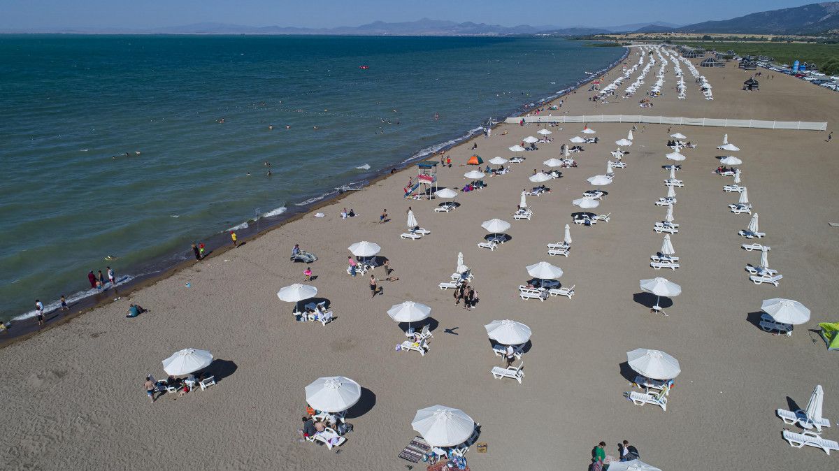 Tatilcilerin yeni gözdesi Karaburun Plajı, Akdeniz sahillerini aratmıyor #5