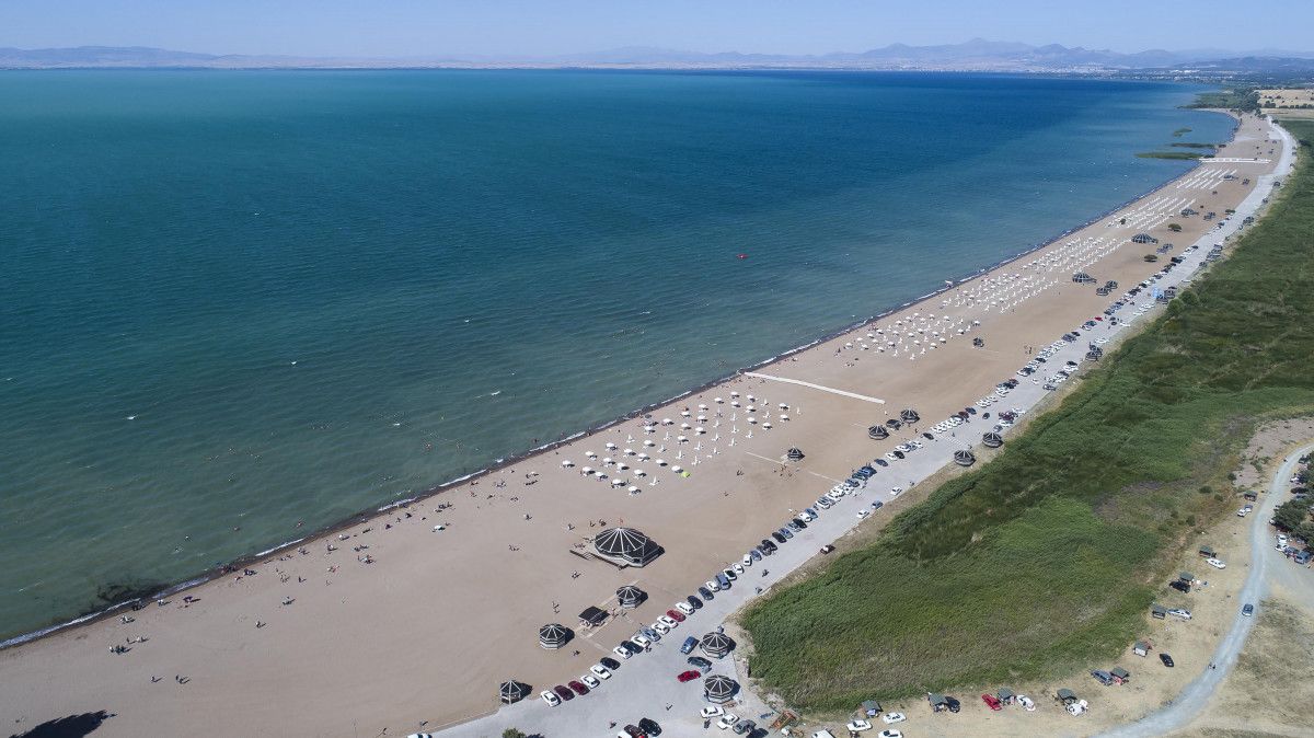 Tatilcilerin yeni gözdesi Karaburun Plajı, Akdeniz sahillerini aratmıyor #4