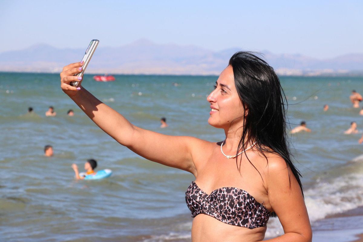 Tatilcilerin yeni gözdesi Karaburun Plajı, Akdeniz sahillerini aratmıyor #1