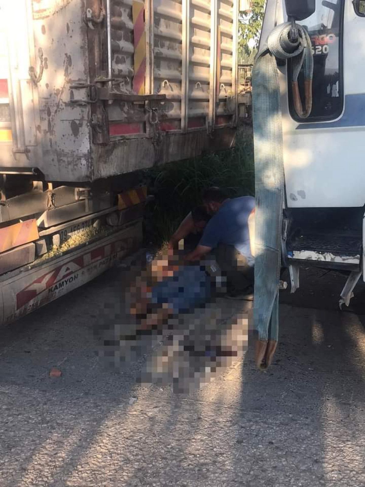 İzmir de iki kamyon arasında sıkışan bir kişi öldü #1