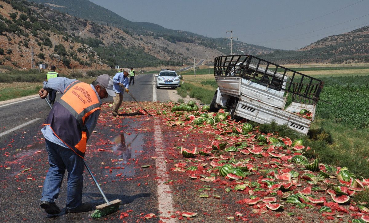 Gaziantep te lastiği patlayan kamyonetteki 3 ton karpuz yola döküldü #5