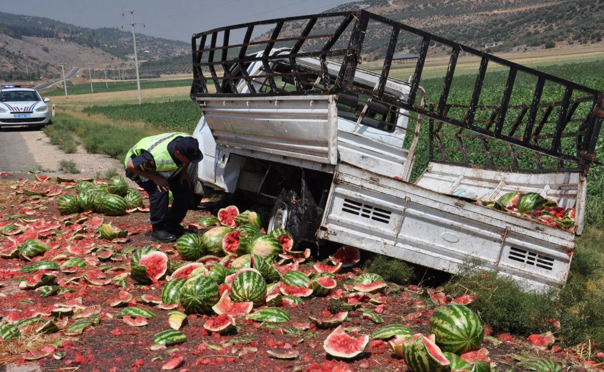 Gaziantep te lastiği patlayan kamyonetteki 3 ton karpuz yola döküldü #3