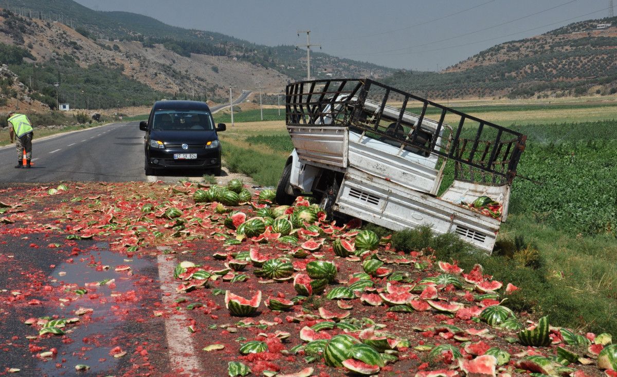 Gaziantep te lastiği patlayan kamyonetteki 3 ton karpuz yola döküldü #8