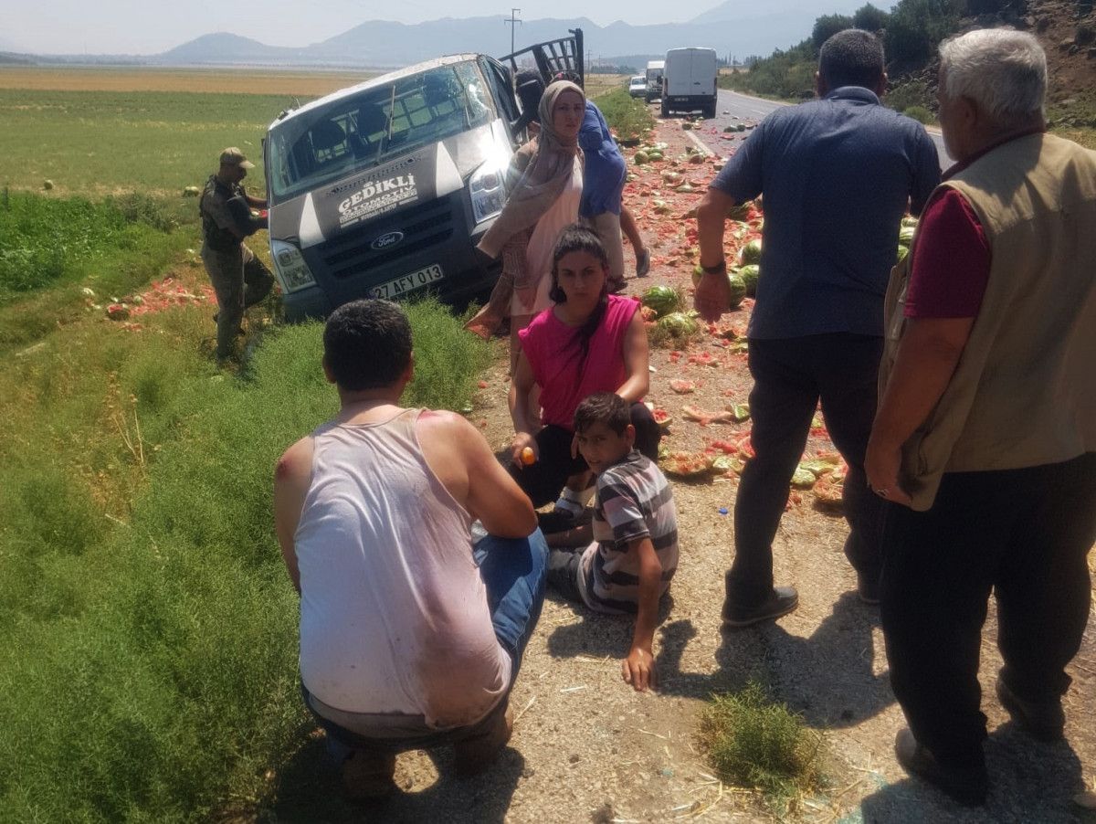 Gaziantep te lastiği patlayan kamyonetteki 3 ton karpuz yola döküldü #2