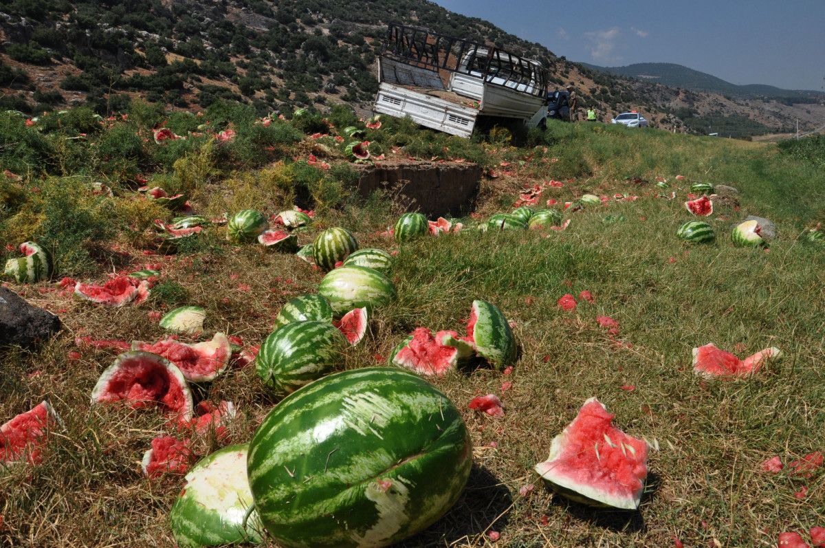 Gaziantep te lastiği patlayan kamyonetteki 3 ton karpuz yola döküldü #6