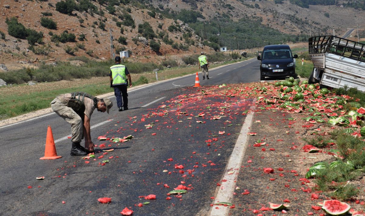 Gaziantep te lastiği patlayan kamyonetteki 3 ton karpuz yola döküldü #4
