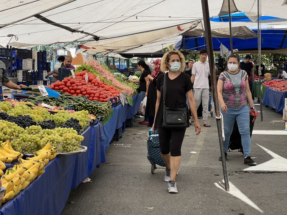 İstanbul’da semt pazarlarında sebze-meyve fiyatları geriledi #1