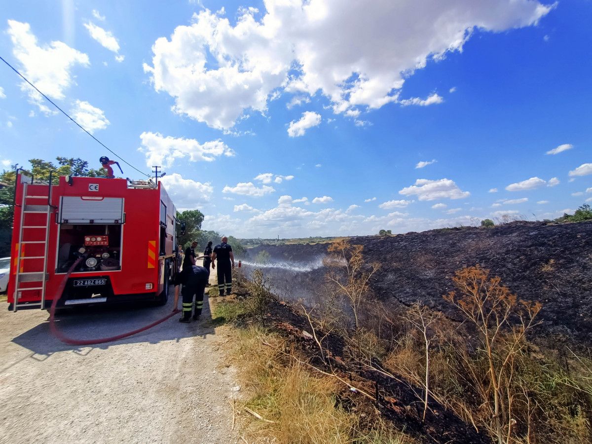 Edirne de otluk yangını yerleşim yerlerine sıçramadan söndürüldü #7