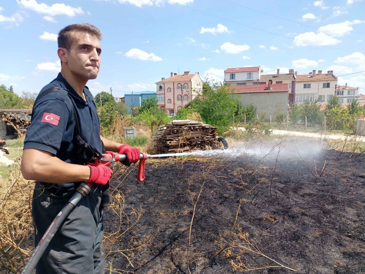 Edirne de otluk yangını yerleşim yerlerine sıçramadan söndürüldü #1