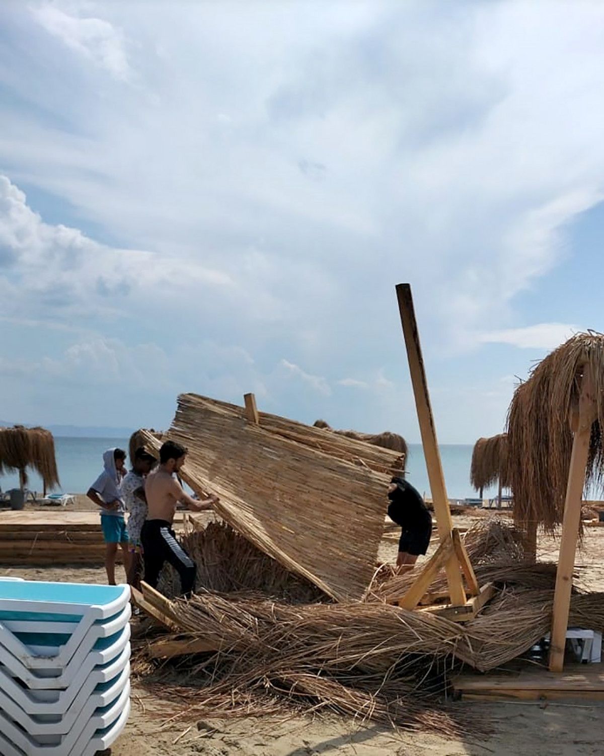 Edirne de şiddetli yağmur tatilcilere zor anlar yaşattı #3
