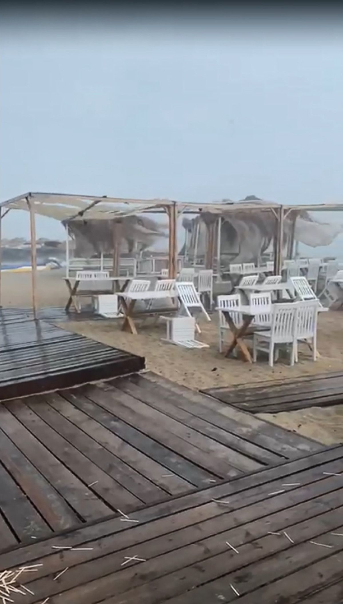 Edirne de şiddetli yağmur tatilcilere zor anlar yaşattı #1