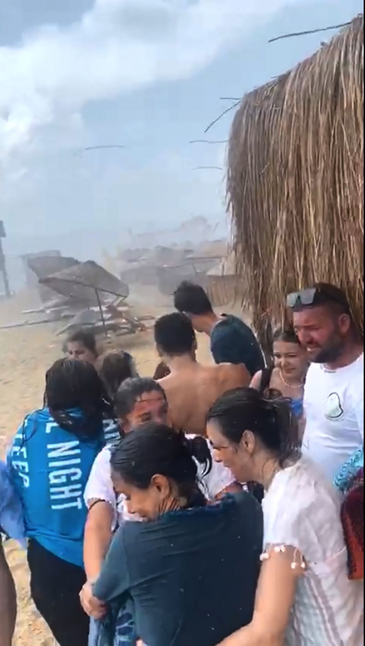 Edirne de şiddetli yağmur tatilcilere zor anlar yaşattı #2