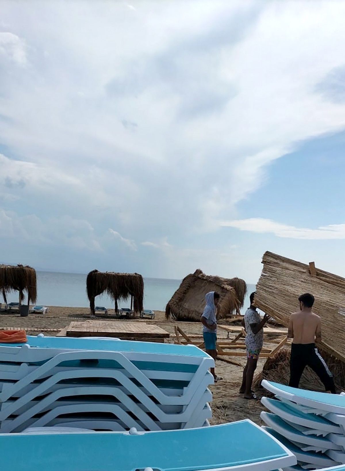 Edirne de şiddetli yağmur tatilcilere zor anlar yaşattı #4