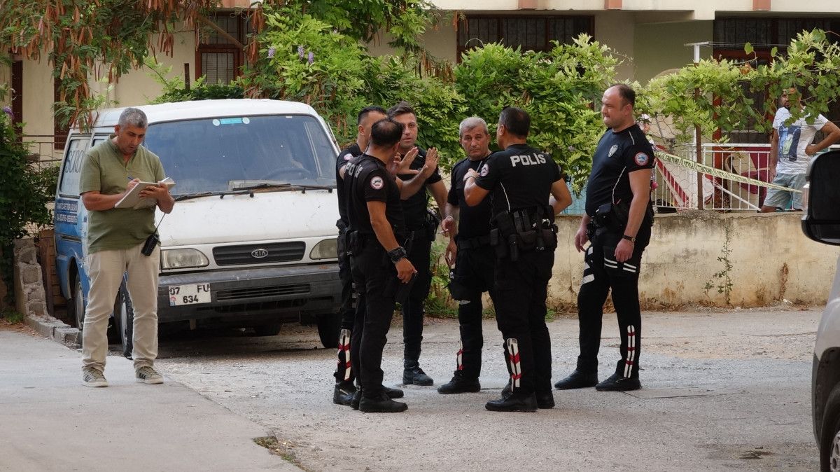 Antalya da ihbara giden polisin düşen tabancasını alıp, 2 polisi ayağından vurdu #5