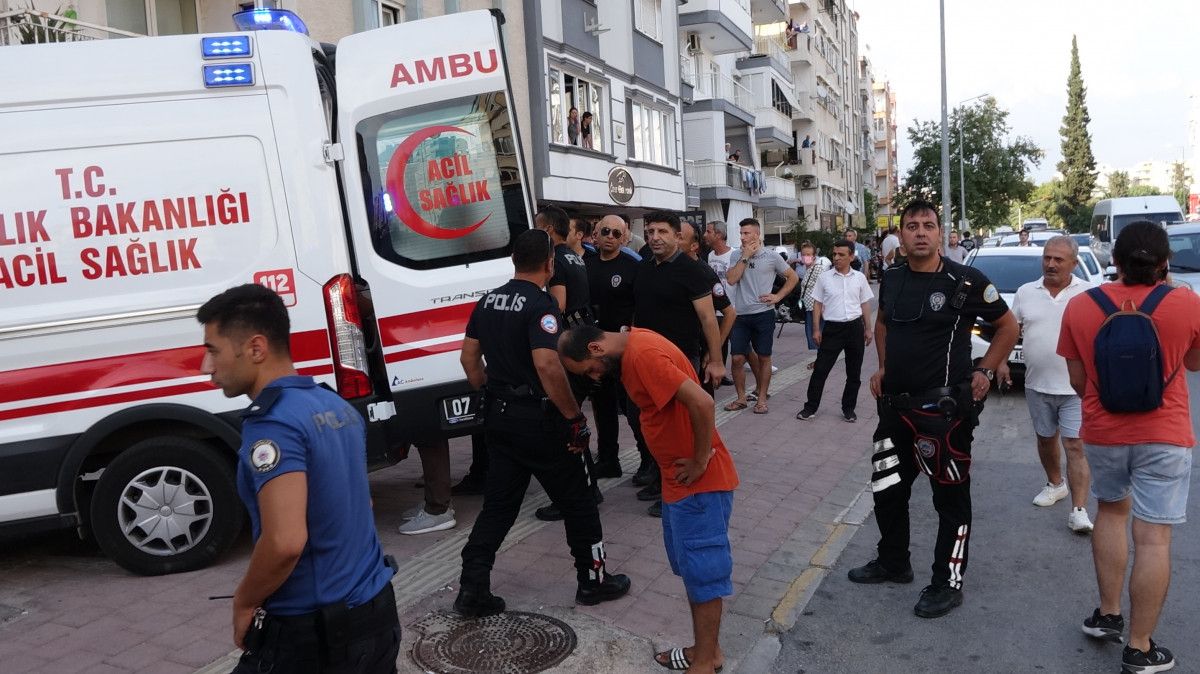 Antalya da ihbara giden polisin düşen tabancasını alıp, 2 polisi ayağından vurdu #1