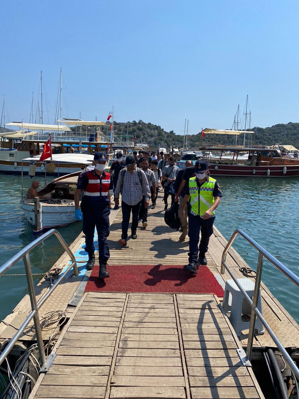 Antalya da yakalanan 160 kaçak göçmen, yerleşim yeri olmayan adaya bırakıldı #3