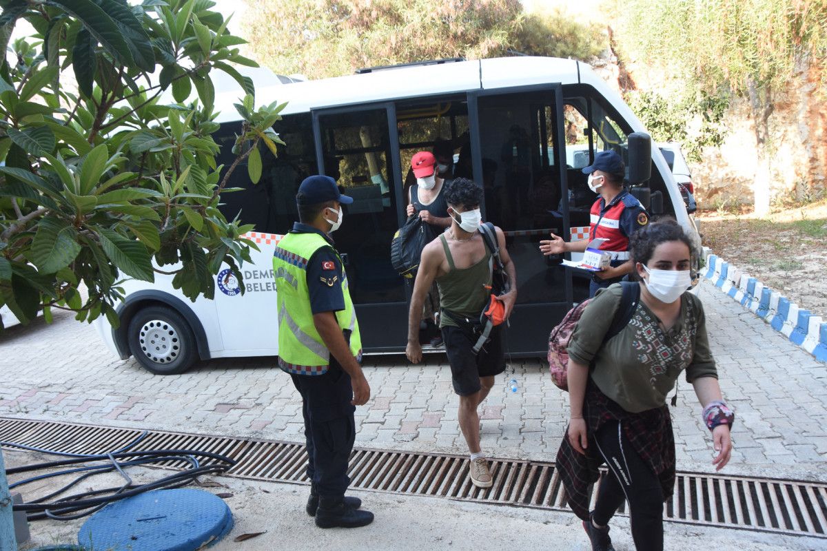 Antalya da yakalanan 160 kaçak göçmen, yerleşim yeri olmayan adaya bırakıldı #4