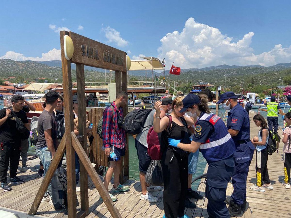 Kekova Adası nda 20 göçmen daha yakalandı #3
