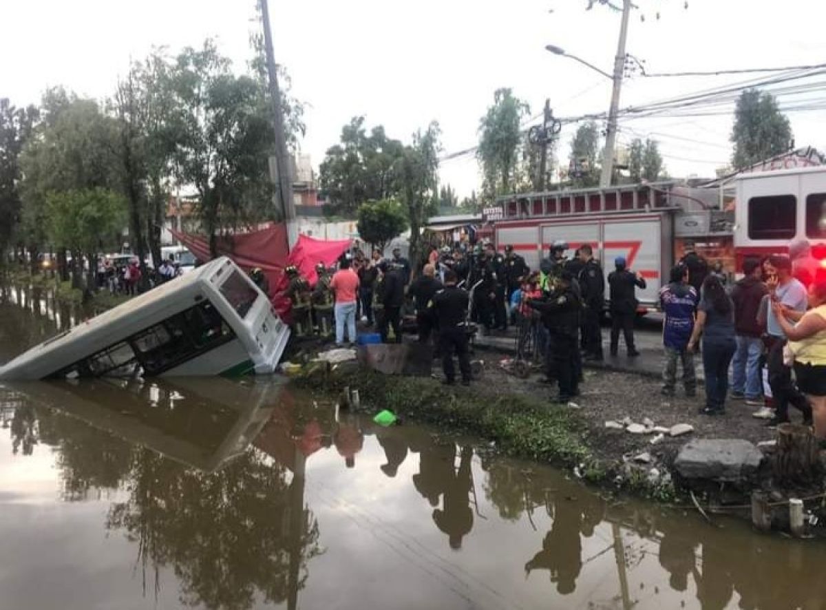 A minibus crashed into a water channel in Mexico #3