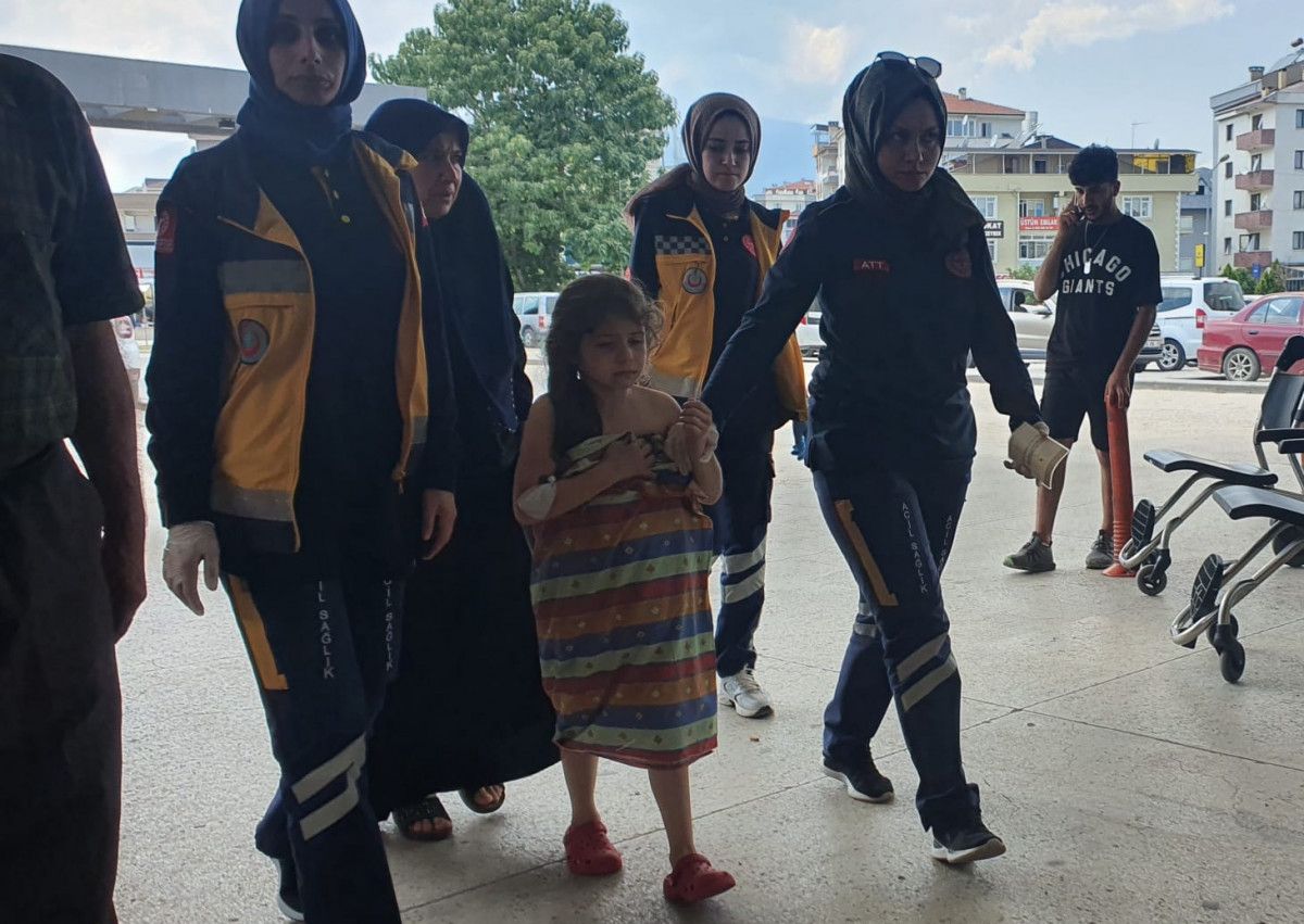 Bursa da ateşin üzerine düşen küçük kızın sırtı yandı #1