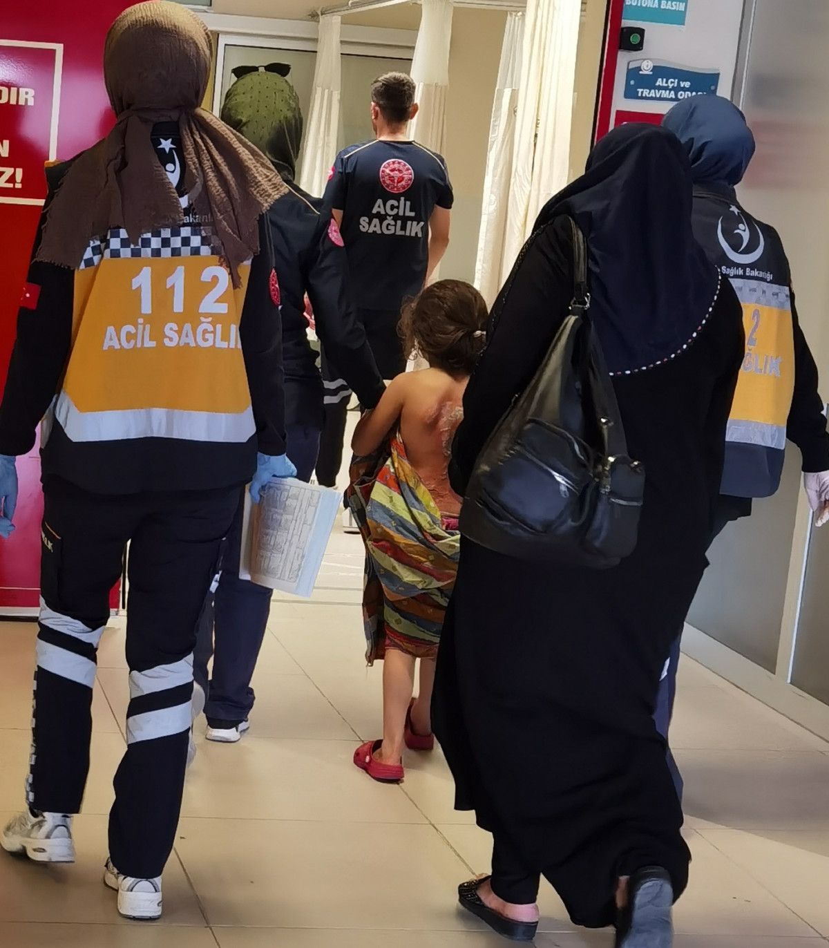 Bursa da ateşin üzerine düşen küçük kızın sırtı yandı #2