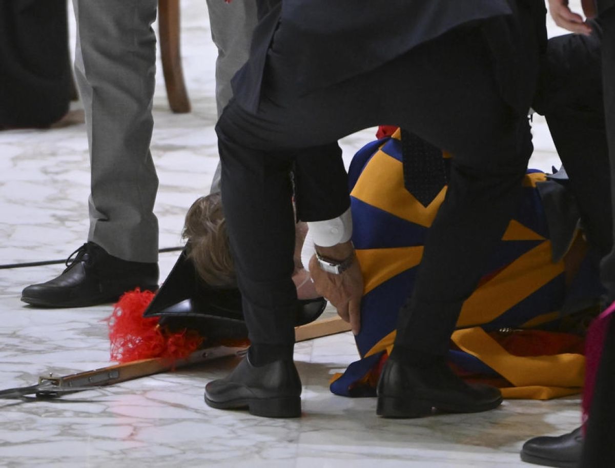 Swiss guard in charge of protecting Pope Francis fainted #2