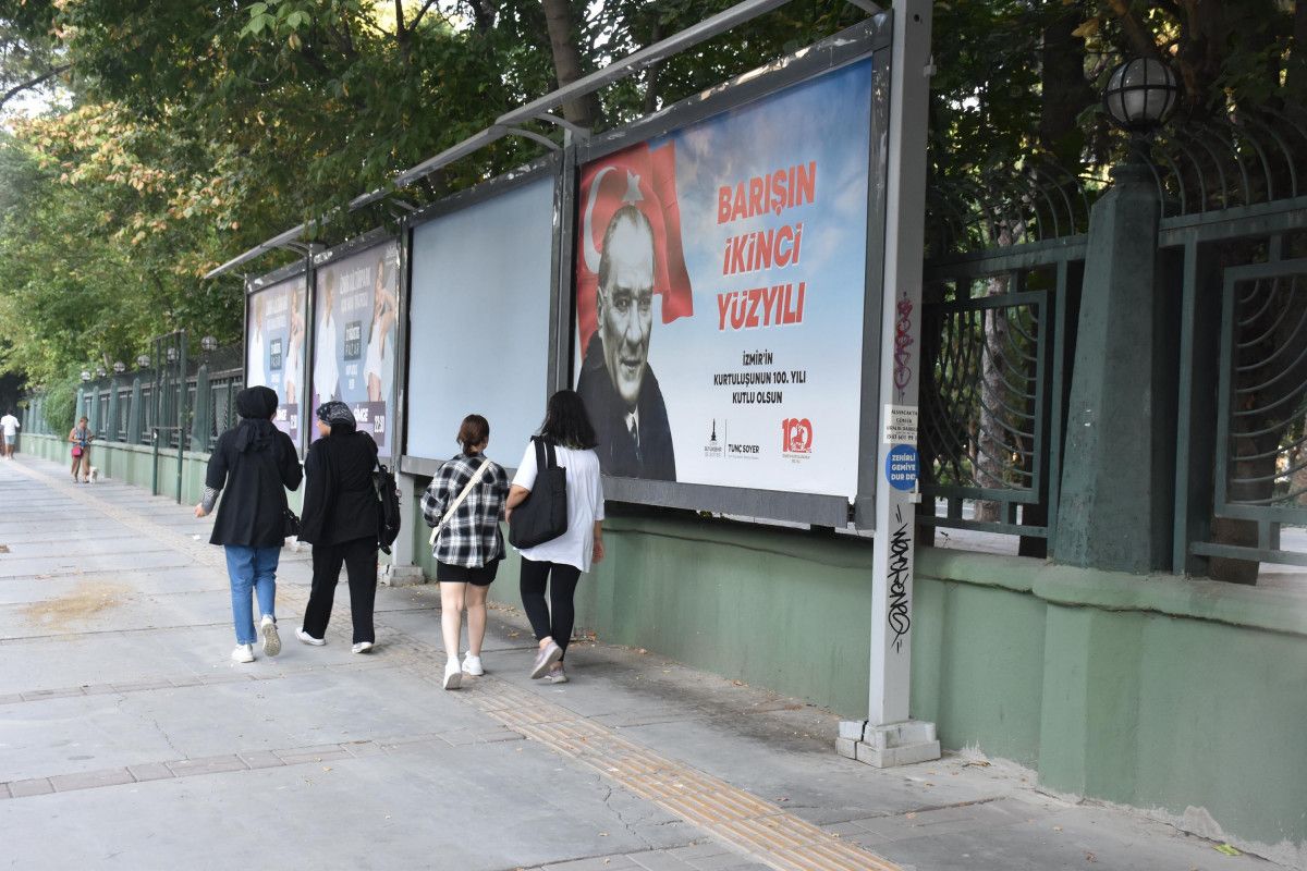 İzmir de tartışma yaratan 9 Eylül afişleri #4