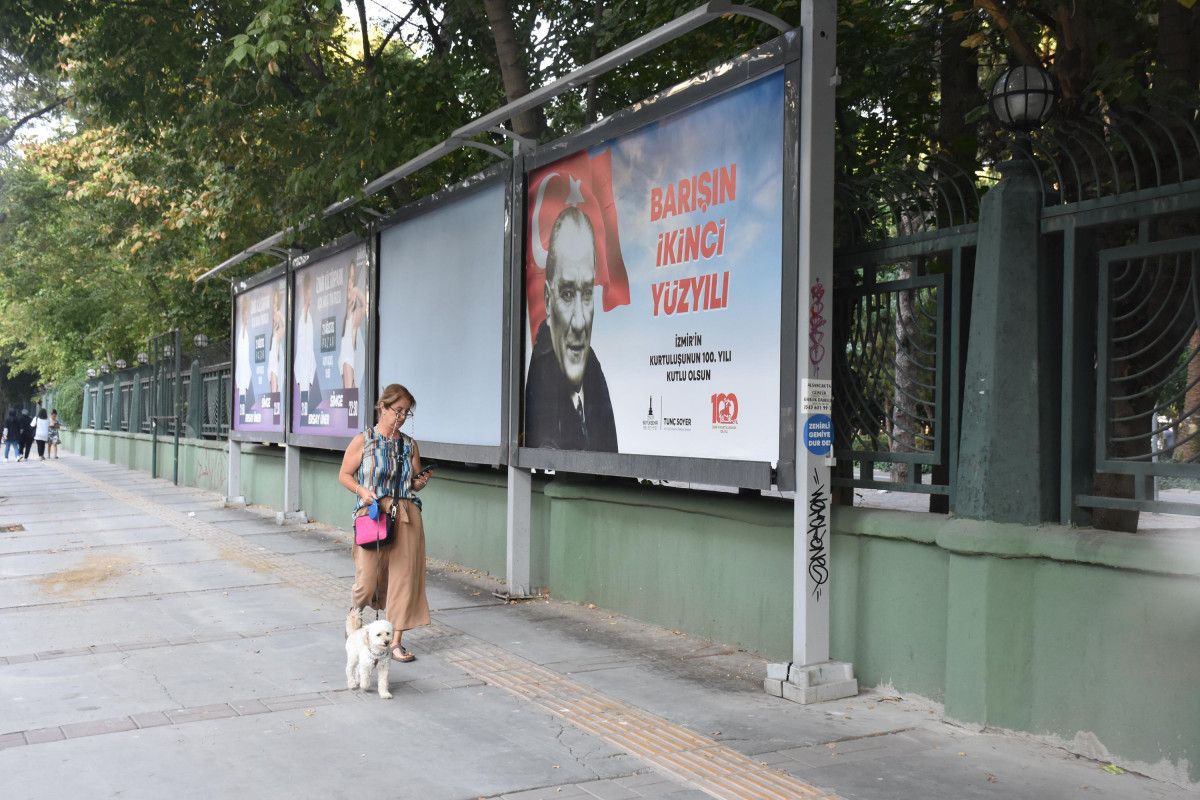 İzmir de tartışma yaratan 9 Eylül afişleri #5
