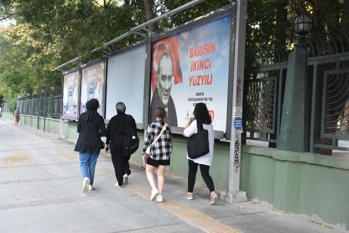 İzmir de tartışma yaratan 9 Eylül afişleri #2