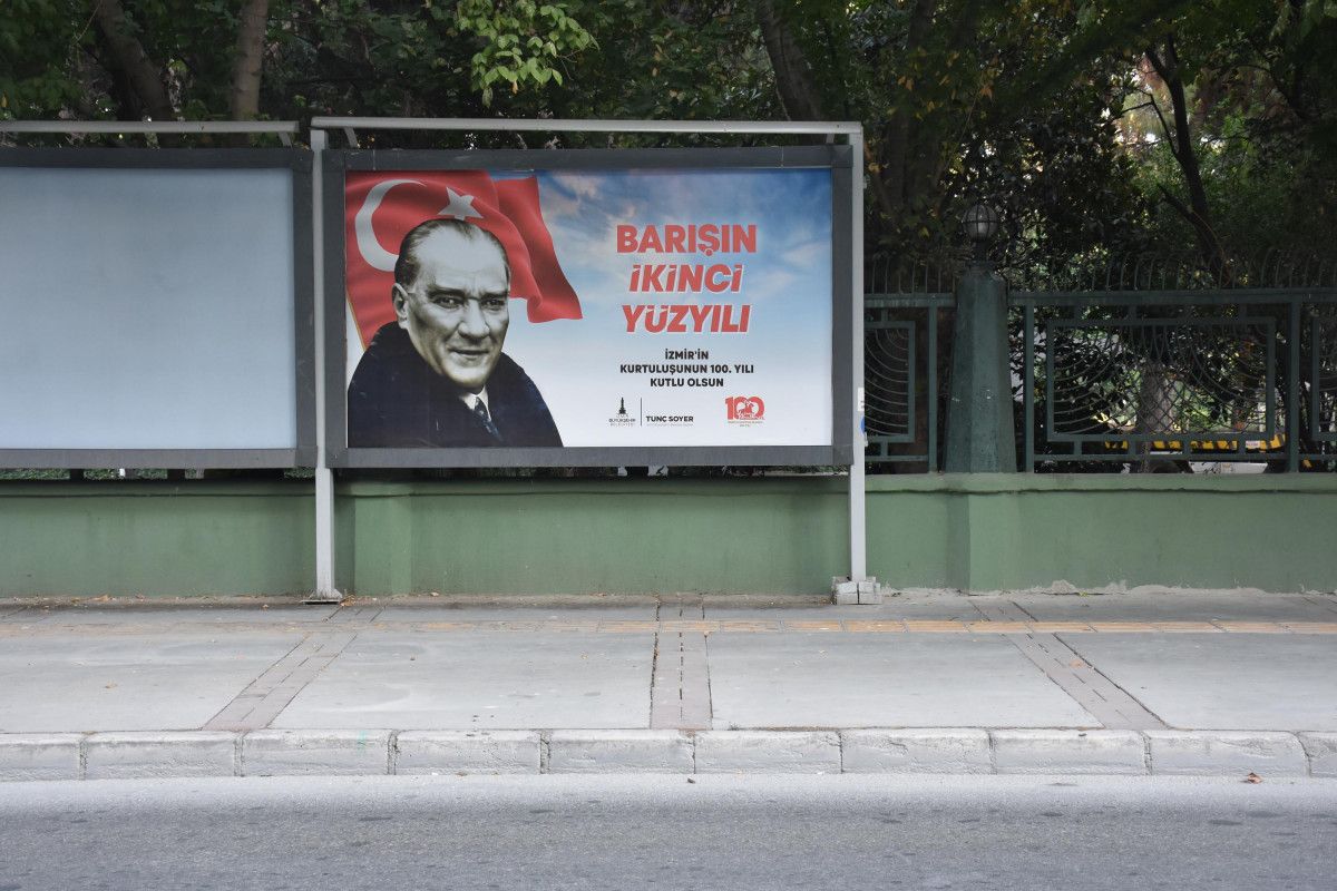İzmir de tartışma yaratan 9 Eylül afişleri #8