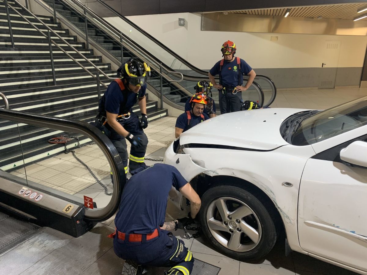 Thief who stole a car in Spain got stuck on the subway ladder #2