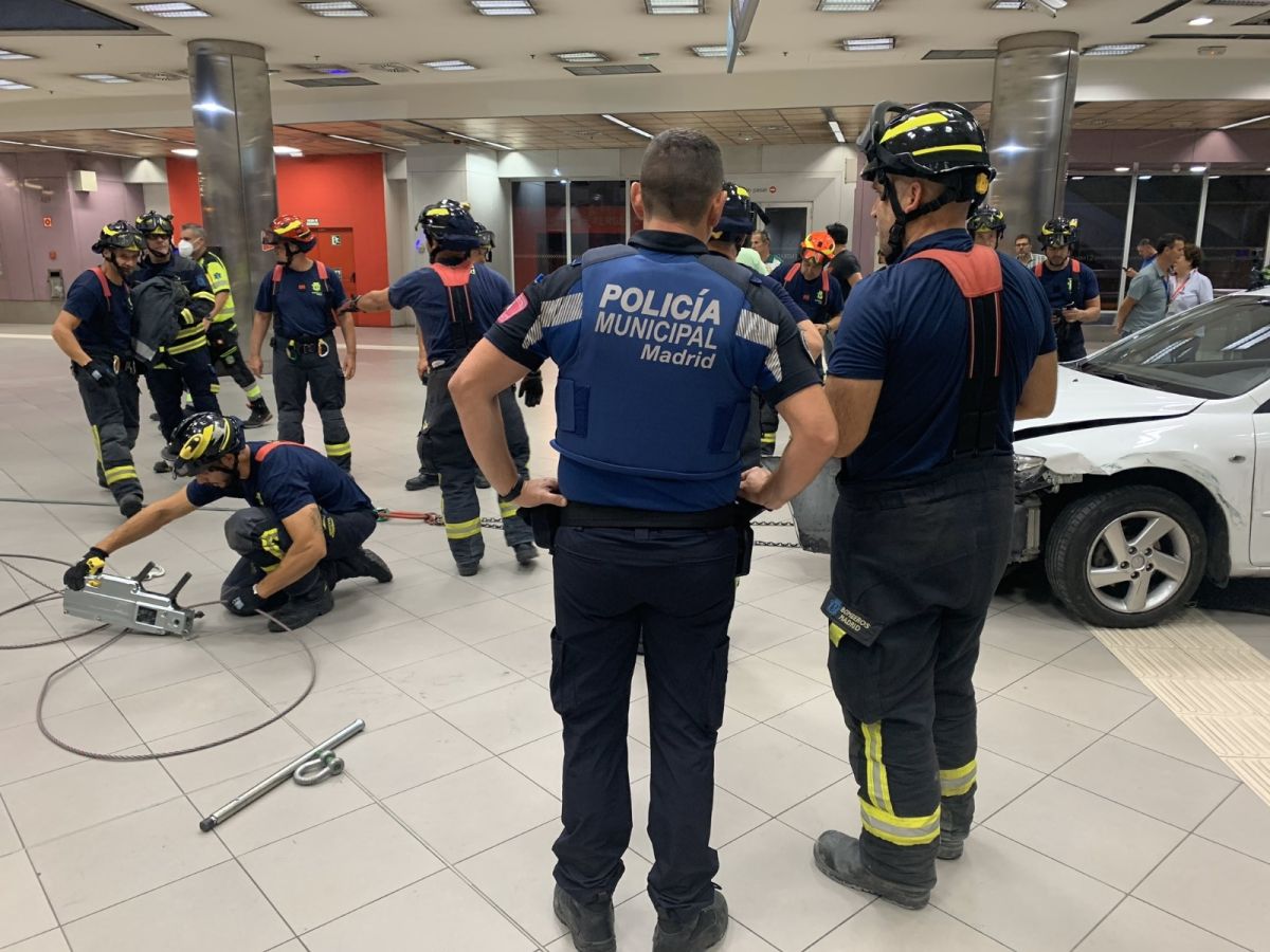 Thief who stole a car in Spain got stuck on the subway ladder #3