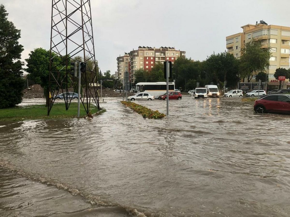 İzmir de sağanak yağmur hayatı felç etti #7