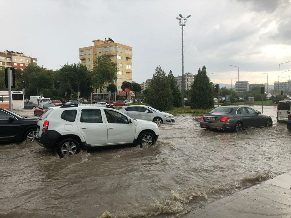 İzmir de sağanak yağmur hayatı felç etti #1