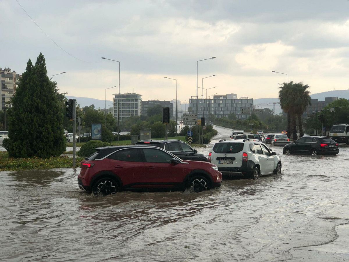 İzmir de sağanak yağmur hayatı felç etti #9