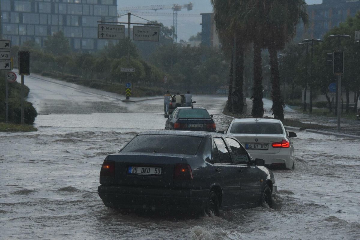 İzmir de sağanak yağmur hayatı felç etti #14