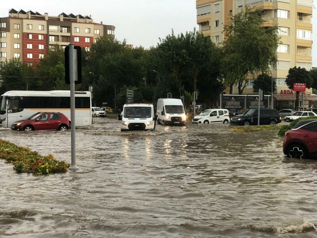 İzmir de sağanak yağmur hayatı felç etti #6