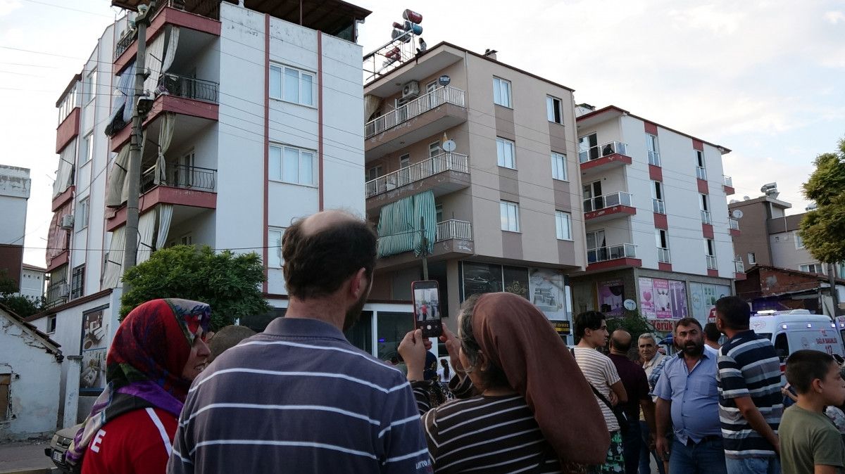 Antalya da köpekleri elinden alınan kadın çatıya çıktı #9