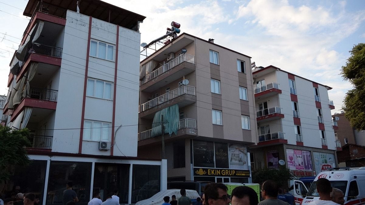 Antalya da köpekleri elinden alınan kadın çatıya çıktı #3