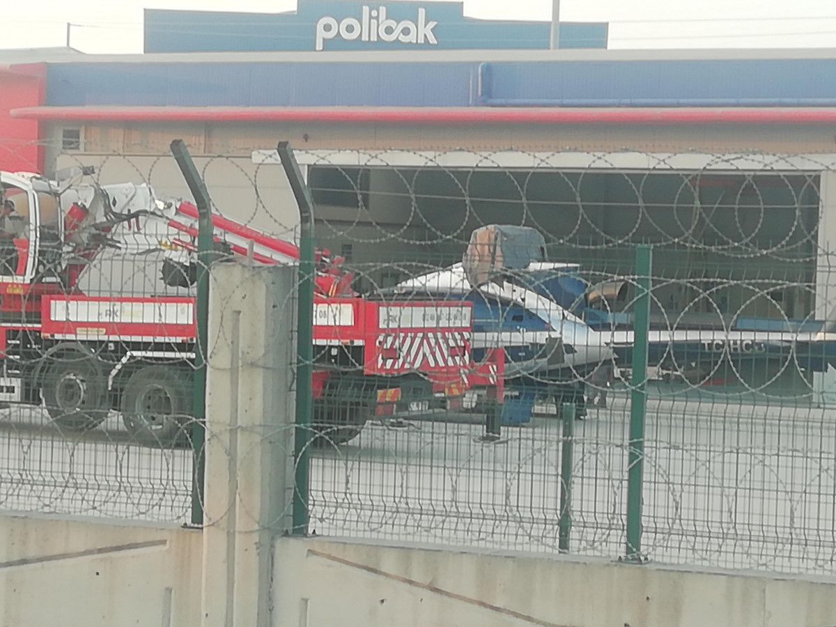 İzmir de kaza kırıma uğrayan helikopter enkazı kaldırıldı #5