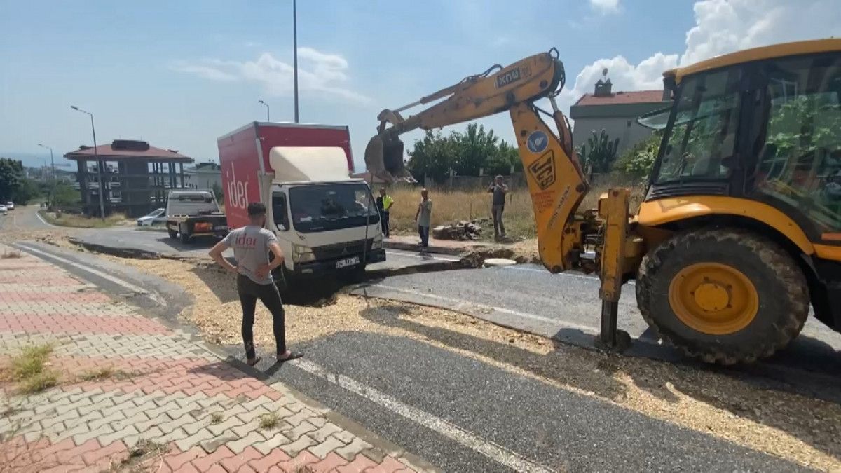 Beylikdüzü nde sanağak yağmurun ardından yol çöktü #2