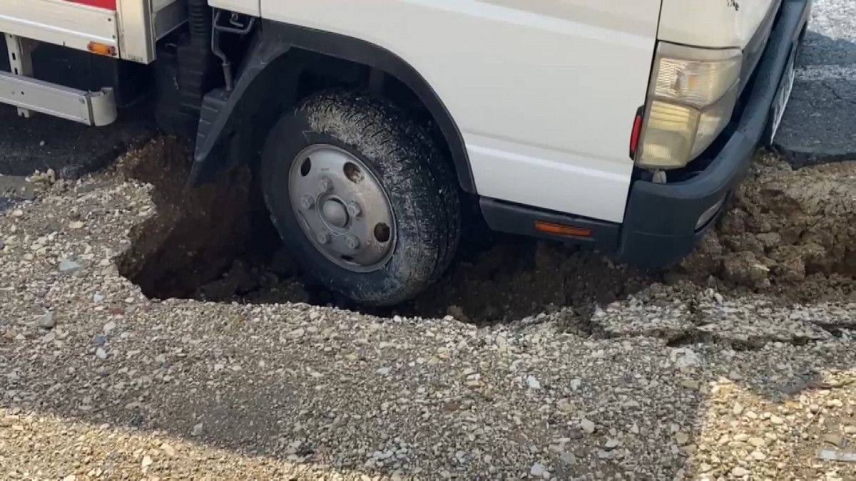 Beylikdüzü nde sanağak yağmurun ardından yol çöktü #5