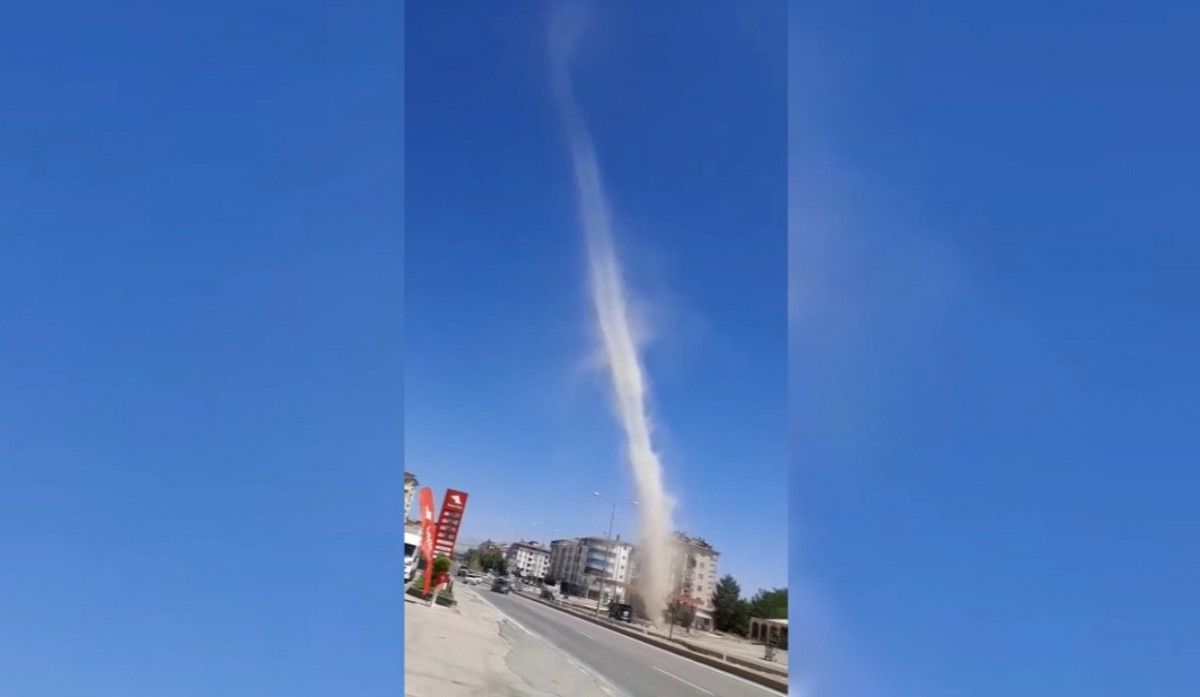Elazığ da oluşan hortum kameraya yansıdı #1