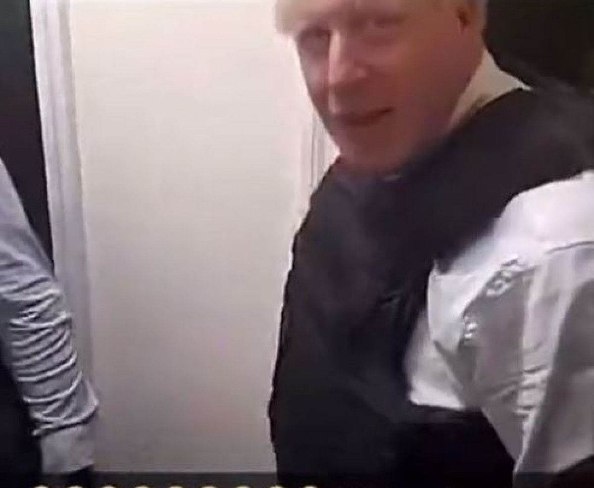 When he woke up in England, he saw Boris Johnson at home with the cops #2